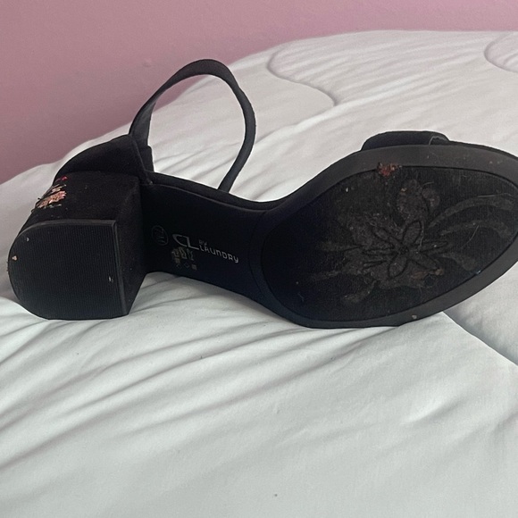 By Claunday Black color Ankle Strap
Block Short Heel Sandals Size 7 1/2 (7.5) - Picture 3 of 5